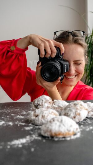 Martin Lubojatzky Instagram - KÓD na 10% slevu sortimentu Nikon 🥳 | Jak dlouho trvá vydat jeden recept?👀

S kódem „PAVLINA10“ ode dneška až do 10.12. na e-shopu @fotolab.cz získáte 10 % slevu na veškeré Nikon fotoaparáty, objektivy a vůbec celý sortiment. Tuto slevu můžete navíc kombinovat s akcí „Ušetři s Nikonem“, a tak se dostanete na skvělé ceny.🙏🏻 Naše doporučení pro všechny různé příležitosti najdete ve stories.💛

Video vzniklo ve spolupráci s @nikon_cz_sk 

Před pár měsíci jsem se vás ve stories ptala, jak dlouho si myslíte, že nám zabere tvorba jednoho receptu.😊 Od vyvinutí receptu, přes nákup, uklizení veškerého nádobí, natočení, sestříhání, vyfocení, úpravy fotek až po sepsání receptu na blog, vypublikování reel na Instagram, stories k reel a odpovídání na komentáře a zprávy týkající se tohoto receptu.

A dneska jsme se rozhodli vám ukázat, jak tvorba takového receptu vypadá.💪 Všechna receptová reels nyní natáčíme na vysněný fotoaparát @nikon_cz_sk Z8 a s každým videem se snažíme být lepší a lepší.✨ Je to proces, protože ani já, ani Martin jsme nikdy neměli na škole žádný předmět o natáčení anebo focení. Když to ale člověka baví, je to na tom vidět.🖤

Ve dvou lidech je to práce na 2-3 dny, záleží na složitosti receptu a jak rychle se nám podaří vyvinout. Ale není to osmihodinová směna, spíše tak 12 hodinová.🤭

Na naší tvorbě nám hodně záleží. Dělá nám radost a jsme rádi, že můžeme být součásti Nikon komunity a společně tak pro vás tvořit další a další recepty.🥰

#video #fotoaparat #nikon #nikoncz #nikonczsk #nikoncreators #jidlo #inspirace #fotolabcz #den #miluju #nikonz8 #mnam #dnesfotim