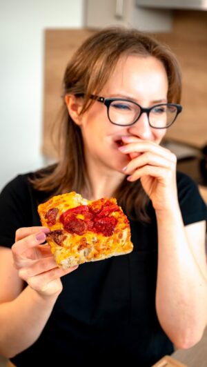 Martin Lubojatzky Instagram - Už jste zkoušeli Detroit style pizzu? 🍕 | Recept na Detroit style pizzu Part 1.

Tahle pizza, to je úplně jiná liga.🤩 Nadýchané vyšší těsto, vymazlená domácí omáčka, paprikový salám a hromada sýru!🤤 

Uložte si tento recept, ať se k němu můžete vrátit, až dostanete chuť na pořádnou pizzu.

V tomto reel si ukážeme základ. A sice samotné těsto. To necháváme 24 hodin odležet v lednici, aby se prohloubila jeho chuť, aroma a pizza byla lehčeji stravitelná.

Suroviny na jeden plech:
Těsto:
* 600 g hladké pšeničné mouky 00 (obsah bílkovin min. 12 %)
* 6 g sušeného droždí
* 420 g vlažné vody
* 16 g olivového oleje
* 12 g soli

Part 2 - na to, jak poté s těstem pracovat, jak si připravit domácí rajčatovou omáčku a pizzu nazdobit, se podíváme v dalším reel.

Detailní postup najdete jako vždy na našem blogu www.lubojatzkycouple.cz

Pizza | Detroit Style Pizza | Salámová pizza | Recepty | Jídlo | Sýr