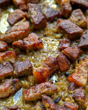 Martin Lubojatzky Instagram - RECEPT na výpečky na pivu se zelím ⬇️

Houskovým knedlíkem jsme vás potěšili před Vánoci a teď se podíváme na zoubek výpečkům a zelí.👌 Tak trošku slavnostní jídlo, kterým potěšíte návštěvu nejen mezi svátky.❤️

Detailní postup, na který jste zvyklí z našich ULALA kuchařek, najdete na blogu lubojatzkycouple.cz.😊 V carouselu najdete videa z přípravy, které vás provedou receptem.🙏

Suroviny pro 5 osob:
Výpečky
    •    700 g vepřového plecka vcelku
    •    300 g bůčku vcelku
    •    2 střední žluté cibule
    •    5 stroužků česneku
    •    1 velký sušený bobkový list
    •    2 kuličky nového koření
    •    2 ČL celého kmínu
    •    1 ČL sušené majoránky
    •    Pár strouhnutí celého muškátového oříšku
    •    20x otočení mlýnkem černého kampotského pepře
    •    2 ČL soli
    •    300 ml světlého piva
    •    200 ml hovězího vývaru

Zelí
    •    1 střední žlutá cibule
    •    2 PL rostlinného oleje 
    •    1 pytlík/sklenice kysaného zelí
    •    Sůl
    •    Celý kmín
    •    4 PL vody
    •    2 PL hladké mouky
    •    Cukr

Výpečky se zelím a knedlíkem | Recepty | Slavnostní jídlo | Tradiční recept | Výpečky | Zelí | Knedlík | Jídlo