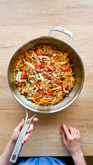 Martin Lubojatzky Instagram - RECEPT na Smažené nudle | Dny Fabini   extra sleva ULALA5 👀

Tyhle jednoduché smažené nudle chutnají tak autenticky, že si budete připadat, jako byste právě seděli v asijské bistru.🍜

Video bylo vytvořeno ve spolupráci s @fabinicz 🤍

Na přípravu nudlí jsme použili wok z vícevrstvé nerezové oceli z kolekce Lucca 3.0, která je nově beznýtová (a tak je míchání a čištění ještě snazší) a nejen že se rychle nahřeje, ale následně si udržuje svou stabilní teplotu. Má také perfektní rozvod tepla, takže tento wok je super i na indukci anebo sklokeramiku.🔥 

Právě teď probíhají na @fabinicz e-shopu Dny Fabini, ve kterých můžete ulovit vybrané kousky z nových i starších kolekcí za parádní cenu.😍

Suroviny na 4 porce:
Zelenina:
1 střední červená paprika
1 střední žlutá cibule
1 střední mrkev
80 g čerstvých shiitake hub
1/4 hlávky pekingského zelí (podle oka)

Maso:
350 g vepřové panenky
Rostlinný olej na smažení

Nudle:
190 g vaječných nudlí

Marináda:
1 PL sójové omáčky
1 PL Mirin (rýžového vína)
2 ČL kukuřičného škrobu
1/4 ČL sody na pečení
1 PL rostlinného oleje
Čerstvě namletý černý pepř

Omáčka:
2 stroužky najemno nasekaného česneku
5 PL sójové omáčky
2 a 1/2 PL ústřicové omáčky
1 PL rostlinného oleje
1 ČL třtinového cukru
1 ČL kukuřičného škrobu
6 PL kuřecího vývaru

Na dozdobení:
3 jarní cibulky
25 g solených arašídů
1 ČL bílého sezamu

Celý recept najdete na našem blogu www.lubojatzkycouple.cz

#recept #mnam #dnesjim #dnesjem #inspirace #jidlo #nudle #rychlerecepty