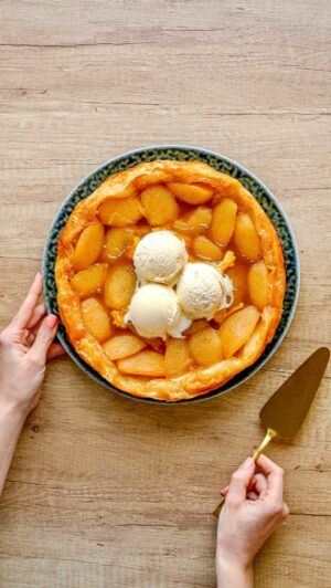 Martin Lubojatzky Instagram - RECEPT na Tarte tatin 🍎

Francouzský koláč, který asi není třeba představovat. Ale kdyby náhodou. Jedná se o ovoce (nejčastěji jablka, která jsme pořídili v @billa_cz ) povařené v karamelovo-máslové omáčce, následně přikryté plátem listového těsta a upečené v litinové pánvi v troubě.🥧

Reel bylo připraveno ve spolupráci s @billa_cz 💛

Suroviny na koláč o průměru 26 cm:
Jablka
* 6 jablek
* 1/2 ČL cejlonské mleté skořice
* Kůra z 1/2 bio citronu
* 1 PL citronové šťávy
* Špetka soli
Karamelovo-máslová omáčka
* 100 g cukru krystal
* Zrníčka z 1/2 vanilkového lusku
* 30 g vody
* 40 g másla
Těsto:
* 300 g chlazeného máslového listového těsta (  hladká mouka na poprášení)
Servis:
* Vanilková anebo ořechová smetanová zmrzlina

Celý recept najdete na našem blogu www.lubojatzkycouple.cz anebo na blogu Billa Gusto.💛

#jidlo #dezert #peceni #mnam #mnamka #dnesjim #dnespecu #dnesjem
