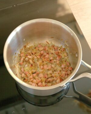 Martin Lubojatzky Instagram - RECEPT na výpečky na pivu se zelím ⬇️

Houskovým knedlíkem jsme vás potěšili před Vánoci a teď se podíváme na zoubek výpečkům a zelí.👌 Tak trošku slavnostní jídlo, kterým potěšíte návštěvu nejen mezi svátky.❤️

Detailní postup, na který jste zvyklí z našich ULALA kuchařek, najdete na blogu lubojatzkycouple.cz.😊 V carouselu najdete videa z přípravy, které vás provedou receptem.🙏

Suroviny pro 5 osob:
Výpečky
    •    700 g vepřového plecka vcelku
    •    300 g bůčku vcelku
    •    2 střední žluté cibule
    •    5 stroužků česneku
    •    1 velký sušený bobkový list
    •    2 kuličky nového koření
    •    2 ČL celého kmínu
    •    1 ČL sušené majoránky
    •    Pár strouhnutí celého muškátového oříšku
    •    20x otočení mlýnkem černého kampotského pepře
    •    2 ČL soli
    •    300 ml světlého piva
    •    200 ml hovězího vývaru

Zelí
    •    1 střední žlutá cibule
    •    2 PL rostlinného oleje 
    •    1 pytlík/sklenice kysaného zelí
    •    Sůl
    •    Celý kmín
    •    4 PL vody
    •    2 PL hladké mouky
    •    Cukr

Výpečky se zelím a knedlíkem | Recepty | Slavnostní jídlo | Tradiční recept | Výpečky | Zelí | Knedlík | Jídlo