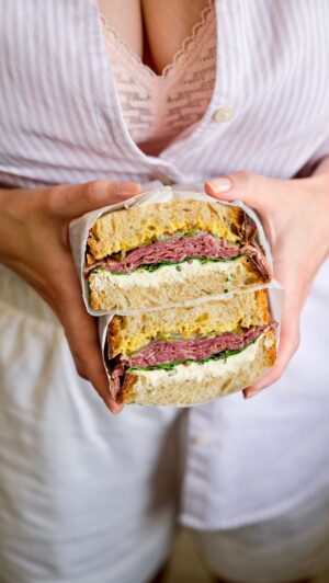 Martin Lubojatzky Instagram - RECEPT na ultimátní PASTRAMI SANDWICH 🥪| s naší oblíbenou @moje_lucina 🌱

Reel vzniklo ve spolupráci s @moje_lucina 🌱

Taky se vám nechce v tom horku připravovat složitá jídla, nedej bože ještě nahřívat troubu?👀

Připravte si s námi vymazlený sandwich, který má v sobě všechno, po čem toužíte.😍

Krajíc kvalitního kváskového chlebu namazaný poctivou vrstvou Lučina Kostky, která celému sandwichi dodává příjemnou svěžest a čerstvost.🌱 Na Lučině jsou položené salátové listy, porci bílkovin tvoří pastrami (tenké plátky z hovězího hrudího), kyselost celému sandwichi dodají plátky kyselých okurek a přiklopený krajíc kváskového chlebu je potřený hořčicí. Jo! Tohle je sandwich tohoto léta.☀️ 

Suroviny pro 2 osoby:
4 krajíce kváskového chlebu
1 kostka ikonické Lučina Kostky, která je tady s námi už 40 let!
Salátové listy (my použili listy červené řepy)
Pastrami
Kyselé okurky
Hrubozrnná/dijon hořčice

Jak na cestu zabalit sandwich do pečicího papíru? Ukážeme si v příštím reel.🥰

#maso #lucina #syr #recept #sandwich #jidlo #mnam #mnamka