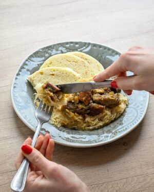 Martin Lubojatzky Instagram - RECEPT na výpečky na pivu se zelím ⬇️

Houskovým knedlíkem jsme vás potěšili před Vánoci a teď se podíváme na zoubek výpečkům a zelí.👌 Tak trošku slavnostní jídlo, kterým potěšíte návštěvu nejen mezi svátky.❤️

Detailní postup, na který jste zvyklí z našich ULALA kuchařek, najdete na blogu lubojatzkycouple.cz.😊 V carouselu najdete videa z přípravy, které vás provedou receptem.🙏

Suroviny pro 5 osob:
Výpečky
    •    700 g vepřového plecka vcelku
    •    300 g bůčku vcelku
    •    2 střední žluté cibule
    •    5 stroužků česneku
    •    1 velký sušený bobkový list
    •    2 kuličky nového koření
    •    2 ČL celého kmínu
    •    1 ČL sušené majoránky
    •    Pár strouhnutí celého muškátového oříšku
    •    20x otočení mlýnkem černého kampotského pepře
    •    2 ČL soli
    •    300 ml světlého piva
    •    200 ml hovězího vývaru

Zelí
    •    1 střední žlutá cibule
    •    2 PL rostlinného oleje 
    •    1 pytlík/sklenice kysaného zelí
    •    Sůl
    •    Celý kmín
    •    4 PL vody
    •    2 PL hladké mouky
    •    Cukr

Výpečky se zelím a knedlíkem | Recepty | Slavnostní jídlo | Tradiční recept | Výpečky | Zelí | Knedlík | Jídlo