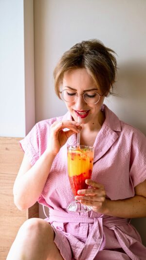 Martin Lubojatzky Instagram - Série: PÁJINO PÁTEČNÍ PITÍČKO 🍹

Je tady období návštěv, grilovaček a různých posezení. A my si pro vás připravili NOVOU SÉRII jednoduchých nealko drinků, takzvaných moctailů.☀️

Víte, odkud se vzal název “mocktail”? Často se nealko drinkům v angličtině říkalo „mock cocktail“ neboli „falešný koktejl“. Odsud zkratka “mocktail“, což v překladu znamená “maketa”.

V poslední době okolo sebe vidím čím dál více lidí, kteří vůbec nepijí alkohol. Už to dávno není jen o těch, kteří jsou autem, berou jakékoliv léky anebo jsou ženy těhotné. Obrovské množství lidí prostě jen raději sahá po nealko verzích drinků a já se vůbec nedivím. Tenhle jahodovo-pomerančový moctail je totiž pořádné dělo!🔥

Recept na jahodovo-pomerančový moctail:
- jahody
- med
- led
- plátek bio citronu
- perlivá minerální voda
- čerstvá šťáva z pomeranče
- lístky máty

Chtěli byste více takovýchto receptů?👀

#drink #recepty #piti #obcerstveni #osvezeni #inspirace #grilovani #oslava #nealko
