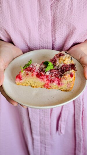 Martin Lubojatzky Instagram - Recept na RYBÍZOVOU BUBLANINU s marcipánovou drobenkou 🥰👌

Piškotové těsto, spousta šťavnatého rybízu a marcipánová drobenka. To je recept, který jsme pro vás ve spolupráci s @dm_cesko připravili s našimi oblíbenými surovinami dmBio.🌱

Suroviny na formu o průměru 26 cm:
Těsto
* 64 g polohrubé mouky
* 64 g pšeničné mouky typu 550 dmBio
* 3 g prášku do pečiva dmBio
* Špetka soli
* 3 vejce vel. M šťastné slepičky
* 45 g přírodního třtinového cukru dmBio
* Zrníčka ze 3 cm vanilkového lusku
* 60 g mléka
* 45 g řepkového oleje
* Šťáva z 1/4 limety
* Kůra z 1/4 limety
* 250 g čerstvého rybízu

Marcipánová drobenka
54 g mandlové mouky dmBio
67 g moučkového cukru
1/2 ČL mandlového extraktu
12 g studené vody

  Na vymazání formy 1 PL másla a na vysypání 2 PL polohrubé mouky.

Postup v komentářích.🙂

#dmbio #dmlovebrand #zdejsemclovekem #dmcesko #recept #jidlo #dezert #sladke #dnesjim