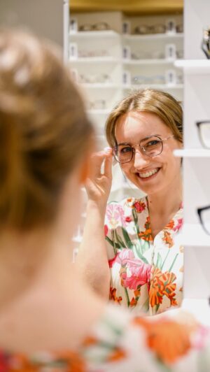 Martin Lubojatzky Instagram - Pomůžete mi vybrat nové brýle? 👓 | Kód na slevu do optiky @alensa.cz 🤍

Po 6 letech cítím, že je čas na změnu obrouček.🥳 O @alensa.cz optice jsem slyšela už před 4 lety, kdy vizionářsky nabízeli možnost zkoušet si obroučky virtuálně z pohodlí domova. Od té doby se rozrostli, portfolio ještě rozšířili, otevřeli několik poboček a navíc nabízí možnost měření zraku zdarma.👌

Video bylo vytvořeno ve spolupráci s @alensa.cz ❤️.

Pomůžete mi prosím vybrat ty pravé brýle z videa?🥰

Moji favorité: Brýle č. 1, stříbrné lesklé kovové obroučky, které jsou velmi elegantní.
Brýle č. 2, zlaté titanové značky Kimikado, jsou lehké, odolné a zlatá barva podtrhuje rysy.
Brýle č. 3, sofistovaný motýlí tvar s jemně zlatavým nádechem.
Brýle č. 4, první hranaté, mají hnědý rám, a tak se hodí k hnědovláskám a na každodenní nošení.
Brýle č. 5, úplně stejné jako předchozí, akorát nejsou hranaté, ale oválné.
Brýle č. 6, jemně růžové plastové značky Crullé mě baví.

Mám pro vás slevu, která je až moc lákává, aby ji člověk nevyužil.🤭 

Na kompletní dioptrické a sluneční brýle (včetně skel) značek Crullé, Kimikado a Marisio dostanete s kódem LUBO50 slevu 50 %. 
Na značkové dioptrické a sluneční brýle s kódem LUBO15 získáte 15% slevu.

Platí do 15.6.2024 na e-shopu i v kamenných prodejnách. Poté se již takto výhodný kód nebude opakovat. 

#bryle #style #moda #alensa