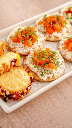 Martin Lubojatzky Instagram - RECEPT | Sýrové pohoštění pro návštěvu 

Pokud hledáte rychlé občerstvení, které máte připravené v cuku letu, ale vůbec to na něm není chuťově ani esteticky poznat, zbystřete. 👀 Tohle jsou 3 jednoduché sýrové tipy, na které jsme použili 3 varianty Lučiny nadýchané, se kterými nemůžete šlápnout vedle. Mým favoritem je bylinková Lučina nadýchaná, ale pro neutrálnější chuť můžete sáhnout po klasické smetanové příchuti, anebo naopak mrkněte na bez laktózovou variantu, pokud čekáte na návštěvu někoho, kdo má intoleranci na laktózu.

Video bylo vytvořeno ve spolupráci s @moje_lucina 🌱

Suroviny na sýrové pohoštění:

1. Sandwich se sušeným ovocem - Lučina nadýchaná bez laktózy/smetanová, sušené meruňky, sušené brusinky, oříšky (my použili pinie), slané crackery.

2. Cracker s uzeným lososem - Lučina nadýchaná s bylinkami, volně lovený uzený losos, citronová kůra a šťáva, sůl, pepř, čerstvý kopr, čerstvá řeřicha, slaný cracker.

3. Cracker s chorizem - Lučina nadýchaná bez laktózy/smetanová, chorizo, jarní cibulka, čerstvá pažitka, slaný cracker.

Jakou variantu vyzkoušíte?😍

#syr #jidlo #pohosteni #dnesjim #svacina #dnesjem #lucina #mnam #inspirace
