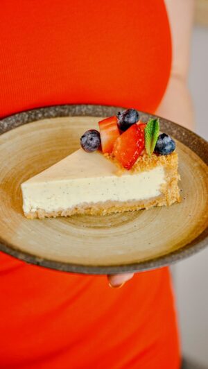 Martin Lubojatzky Instagram - Lubojatzky AKADEMIE č. 14 | 8 tipů pro nejlepší cheesecake 🥳

Připravit dokonalý cheesecake je taky disciplína.🙏 A přitom stačí znát těchto 8 tipů (a recept, který bude v dalším reel 😍) a povede se vám pokaždé naprosto dokonale.👌

Reel bylo vytvořeno ve spolupráci s @moje_lucina 🌱

1. Suroviny na krém musí mít pokojovou teplotu.
2. Na cheesecake to chce formu s odnímatelným dnem.
3. Když sušenkovou základnu předpečeme, bude korpus křupavější.
4. Na cheesecake používáme Lučinu Smetanovou. Cheesecake je díky ní svěží, úžasně krémový a složení je čisté, bez stabilizátorů.
5. Perfektně rozmíchaný krém si žádá časté otírání krému stěrkou ze stěn mísy.
6. Cheesecake pečeme ve vodní lázni.
7. Upečený cheesecake musí být uprostřed trošku pohyblivý, jakoby pudinkový. V lednici ještě ztuhne.
8. Mango-marakujový a moccacino cheesecake z Lučiny Smetanové najdete na našem blogu.

Extra tip pro vás.
9. Cheesecake pečeme na horní a dolní ohřev. Žádný horkovzduch, který by teplo rozváděl příliš rychle, a tak by se krém mohl srazit.

#cheescake #mojelucina #peceni #tip #dnesjim #dnesjem #miluju #mnam #mnamka