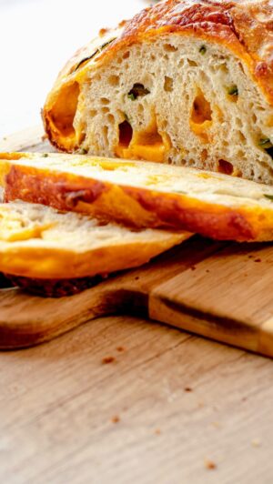 Martin Lubojatzky Instagram - RECEPT na Cheddarovo-jalapeňový chléb 🧀 | Extra sleva „ULALA5“ nejen na Fabini smaltovaný litinový kastrol

Upéct dobré domácí pečivo není vůbec jednoduché.🙈 Obzvlášť, pokud nekváskujete a nemáte při ruce kuchyňský robot. Co kdybych vám ale řekla, že existuje recept, při kterém použijete sušené droždí, vložíte těsto do lednice na den zrát a poté bubliny do těsta dostanete tím, že těsto ručně překládáte? Není snad nic jednoduššího, a přitom výsledek je FENOMENÁLNÍ.😍

Video bylo vytvořeno ve spolupráci s @fabinicz 💚

Na upečení chleba budete potřebovat kvalitní @fabinicz litinový hrnec, který vytvoří ideální prostředí pro pečení chleba.
1. Díky naakumulovanému teplu v hrnci se chleba začne ihned péct na vysokou teplotu, která setrvává, a tak se můžete těšit na zlatavou a křupavou kůrku.
2. Hrnec se speciálně vyvinutou poklicí pomáhá vytvářet prostředí s párou, ve kterém se pak chleba peče. Máte v podstatě takovou malou domácí pec na pečení chleba. Chleba tak při pečení dokyne a ve střídě se vytvoří spousta nadýchaných bublinek.🫧

Litinový kastrol použijete také na pomalé dušení, tažení vývaru anebo v něm můžete zapékat v troubě jakékoliv jídlo pro 4 až 6 osob. Díky tomu, že dlouho udrží jídlo teplé, je skvělý také na servírování pokrmu přímo z něj až na stole.🤌

Nezapomeňte, že na celý (i již zlevněný) sortiment Fabini platí po celý rok naše 5 % sleva s kódem „ULALA5“ a právě teď najdete na Fabini e-shopu kolekci Mattia 2.0 za speciální zaváděcí cenu.🥰 Mrkněte při té příležitosti i na set tohoto kastrolu s pánví (v pěti různých barvách) pro skvělé steaky anebo pita chleba. Odkaz najdete ve výběru.❤️

Suroviny na chleba:
630 g hladké pšeničné mouky (  na vysypání hrnce před pečením)
7 g sušeného droždí
12 g soli
450 g vlažné vody
200 g cheddaru vcelku
1 velká čerstvá jalapeňo paprička

Celý postup naleznete u nás na blogu: lubojatzkycouple.cz

#pecivo #chleba #cheddar #jalapeno #jidlo #dnesjim #dnesjem #mnam #miluju
