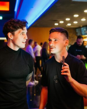 Martin Mikyska Instagram - VIDÍTE TO TAKY?! 

Nový “GOLD WINNER” a “Chlapec, který přežil” merch, který jste na nás mohli vidět na předpremiéře si můžete předobjednat do dnešních 23:59! Pak už nikdy nebude.

A správně vidíte, že @cestmirstrakaty se Mikýře snaží přemluvit, aby mu aspoň jedno triko dal