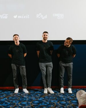 Martin Mikyska Instagram - VIDÍTE TO TAKY?! 

Nový “GOLD WINNER” a “Chlapec, který přežil” merch, který jste na nás mohli vidět na předpremiéře si můžete předobjednat do dnešních 23:59! Pak už nikdy nebude.

A správně vidíte, že @cestmirstrakaty se Mikýře snaží přemluvit, aby mu aspoň jedno triko dal