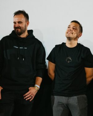 Martin Mikyska Instagram - VIDÍTE TO TAKY?! 

Nový “GOLD WINNER” a “Chlapec, který přežil” merch, který jste na nás mohli vidět na předpremiéře si můžete předobjednat do dnešních 23:59! Pak už nikdy nebude.

A správně vidíte, že @cestmirstrakaty se Mikýře snaží přemluvit, aby mu aspoň jedno triko dal