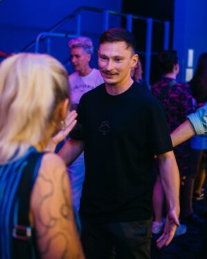 Martin Mikyska Instagram - VIDÍTE TO TAKY?! 

Nový “GOLD WINNER” a “Chlapec, který přežil” merch, který jste na nás mohli vidět na předpremiéře si můžete předobjednat do dnešních 23:59! Pak už nikdy nebude.

A správně vidíte, že @cestmirstrakaty se Mikýře snaží přemluvit, aby mu aspoň jedno triko dal