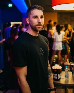 Martin Mikyska Instagram - VIDÍTE TO TAKY?! 

Nový “GOLD WINNER” a “Chlapec, který přežil” merch, který jste na nás mohli vidět na předpremiéře si můžete předobjednat do dnešních 23:59! Pak už nikdy nebude.

A správně vidíte, že @cestmirstrakaty se Mikýře snaží přemluvit, aby mu aspoň jedno triko dal