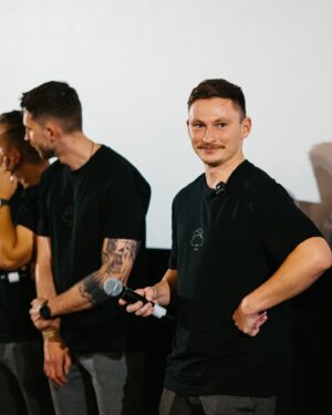 Martin Mikyska Instagram - VIDÍTE TO TAKY?! 

Nový “GOLD WINNER” a “Chlapec, který přežil” merch, který jste na nás mohli vidět na předpremiéře si můžete předobjednat do dnešních 23:59! Pak už nikdy nebude.

A správně vidíte, že @cestmirstrakaty se Mikýře snaží přemluvit, aby mu aspoň jedno triko dal