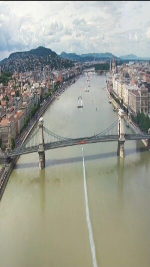 Martin Šonka Instagram - Závodit v Budapešti bylo vždycky něco speciálního. 370 km/h pod řetězovým mostem. 😍

It was always so special to race in beautiful Budapest. 370 km/h under the Chain bridge. 😍

#martinsonka #teamsonka #givesyouwings #redbull #redbullathlete @redbull @redbullcz @redbullmotorsports #pilot #czechpilot #pilotlife #pilotslife #aviation #airrace #budapest @jim_guido_dimatteo
