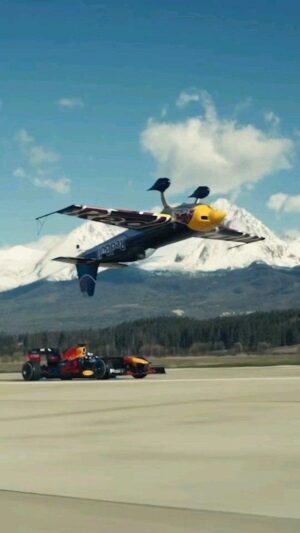Martin Šonka Instagram - Přál bych vám slyšet ten nádherný zvuk formule nad mojí hlavou. 👍

I wish you could hear that beautiful sound of the F1 above my head. 👍

#martinsonka #teamsonka #givesyouwings #redbull #redbullathlete @redbull @redbullcz @redbullmotorsports #aerobatics #pilot #czechpilot #pilotlife #pilotslife #aviation #becauseiwasinverted #lowpass #f1 @redbullracing