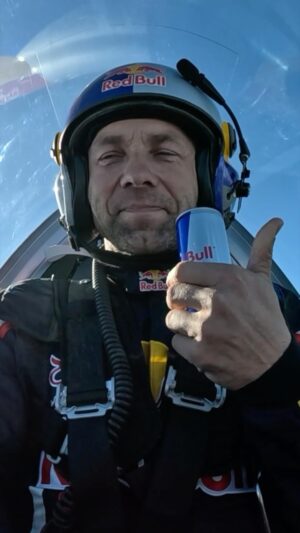 Martin Šonka Instagram - 🙃 Pro autentičtější zážitek doporučujeme otočit telefon u levelu 2 ✌️

#redbull #vamdavakridla #aviation #motorsport #aerobatics
