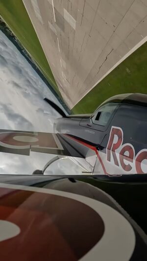 Martin Šonka Instagram - 😅 Před takovým kotrmelcem je rozcvička prostě nutná 😮‍💨
📍 @aviaticka_pout 

#redbull #vamdavakridla #aviation #aerobatics