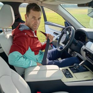 Martin Šonka Instagram - Proběhla výměna strojů. Nerad jsem se loučil se skvělou červenou krasavicí, ale tahle nová CX-60 v luxusním světlém designu je taky naprostá pecka. Je radost už jen otevřít dveře a vidět ten interiér. Diky moc @mazda_cz za takové svezeni.

Thank you @mazda_cz  for the machines exchange. I like this light design very much. Thank a lot for this ride. 👍

#martinsonka #teamsonka #redbullathlete #CX60 #mazda @mazda_cz