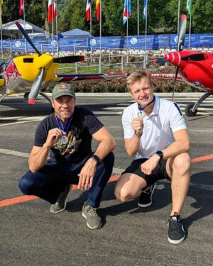 Martin Šonka Instagram - Mistrovství Evropy je za námi. 5. místo celkově a spolu s @lukas_parizek_official_cze druhé místo v týmech. Letos nebylo moc tréninku, ale příští rok Mistrovství světa, takže hurá do práce .

European Aerobatic Championship is over. 5th place overall and second place in teams competition. World Championship next year so let's go to another training.

#martinsonka #teamsonka #givesyouwings #redbull #redbullathlete @redbull @redbullcz @redbullmotorsports #aerobatics #pilot #czechpilot #pilotlife #pilotslife #aviation @civanews @eac2023pavullo