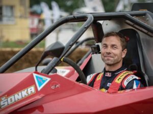 Martin Šonka Instagram - Neskutečný vikend v Přerově na Mistrovství Evropy v autocrossu. Úžasná akce. Diky @morkusmorava za pozvání a také skvělým @olgalounova, @martin.dejdar, @nejkrasnejsikluk a @petr.frantis.

Amazing weekend at European Autocross Championship. Thank you very  much for the invitation.

Foto: @porez62

#martinsonka #teamsonka #givesyouwings #redbull #redbullathlete @redbull @redbullcz @redbullmotorsports #aerobatics @worldautocross #autocross #prerovskarokle #aerobatics #pilot #czechpilot #pilotlife #pilotslife #aviation @civanews