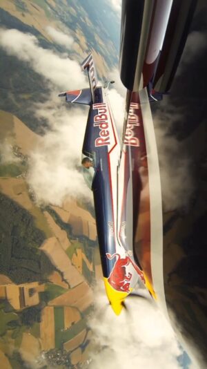 Martin Šonka Instagram - Když se člověk chce kochat mráčkama, tak jedině v ploché zádové vývrtce. 👍

The best view at all the clouds is definitely in inverted flat spin. 👍

#martinsonka #teamsonka #givesyouwings #redbull #redbullathlete @redbull @redbullcz @redbullmotorsports #aerobatics #pilot #czechpilot #pilotlife #pilotslife #aviation @civanews #spin #inverted #becauseiwasinverted #invertedflatspin