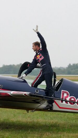 Martin Šonka Instagram - 🎉🛩️ Dnes slaví narozeniny jeden z nejlepších akrobatických pilotů na světě - MARTIN ŠONKA! 🌟 @martinsonka  
,,Martine, přejeme Ti k tvým narozeninám modré nebe, hladké lety a nesčetné úspěchy jak ve vzduchu, tak i na zemi. 🚀🎂 Tvoje odvaha a umění na obloze jsou pro nás neustálou inspirací. Ať to lítá! 🤩” 
Přikládáme video z loňského ročníku, kde můžete Martina vidět v akci. Umění létání v jeho nejlepší podobě! Děkujeme Ti a těšíme se v srpnu na LEGENDÁCH NEBES 2024 ✈️ 
#vsenejlepsi #happybirthday #martinsonka #legendynebes #akrobatickypilot #leteckyden #attolita #hradeckralove #happybday #hbd #narozeniny #heliczech