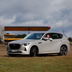 Martin Šonka Instagram - Proběhla výměna strojů. Nerad jsem se loučil se skvělou červenou krasavicí, ale tahle nová CX-60 v luxusním světlém designu je taky naprostá pecka. Je radost už jen otevřít dveře a vidět ten interiér. Diky moc @mazda_cz za takové svezeni.

Thank you @mazda_cz  for the machines exchange. I like this light design very much. Thank a lot for this ride. 👍

#martinsonka #teamsonka #redbullathlete #CX60 #mazda @mazda_cz