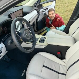 Martin Šonka Instagram - Proběhla výměna strojů. Nerad jsem se loučil se skvělou červenou krasavicí, ale tahle nová CX-60 v luxusním světlém designu je taky naprostá pecka. Je radost už jen otevřít dveře a vidět ten interiér. Diky moc @mazda_cz za takové svezeni.

Thank you @mazda_cz  for the machines exchange. I like this light design very much. Thank a lot for this ride. 👍

#martinsonka #teamsonka #redbullathlete #CX60 #mazda @mazda_cz