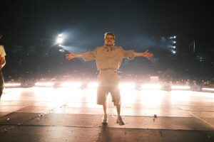 Martín Vargas Morales Instagram - Se quedan cortas las palabras para describir lo que se siente tocar en casa. ¡Gracias, Colombia! Por mas semanas como estás, por mas abrazos llenos de amor con la gente que queremos, por mas encuentros de energía bonita con todos ustedes, por una vida entera llena de música. La vida no para de sonreír, y me siento agradecido y afortunado de aún poder parar, y ser consiente de lo que está pasando, para poder disfrutarlo junto a todos ustedes. 

Me siento feliz y orgulloso de lo que somos, de nuestras raíces, de llevar nuestra bandera a todos los lugares que la música me permite pisar, y mostrarle al mundo la magia que tenemos para repartir desde nuestro país.

¡Que la música nos siga salvando!

4/24 - Nos vemos en el camino.