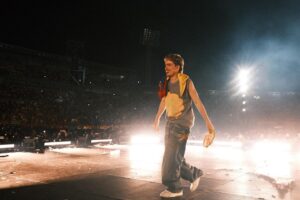 Martín Vargas Morales Instagram - Se quedan cortas las palabras para describir lo que se siente tocar en casa. ¡Gracias, Colombia! Por mas semanas como estás, por mas abrazos llenos de amor con la gente que queremos, por mas encuentros de energía bonita con todos ustedes, por una vida entera llena de música. La vida no para de sonreír, y me siento agradecido y afortunado de aún poder parar, y ser consiente de lo que está pasando, para poder disfrutarlo junto a todos ustedes. 

Me siento feliz y orgulloso de lo que somos, de nuestras raíces, de llevar nuestra bandera a todos los lugares que la música me permite pisar, y mostrarle al mundo la magia que tenemos para repartir desde nuestro país.

¡Que la música nos siga salvando!

4/24 - Nos vemos en el camino.