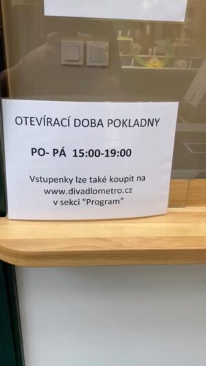 Martin Zounar Instagram - Vážení DIVÁCI  pokladna v divadle a živá paní pokladní je ZÁKLAD. Vítá VÁS @divadlometro
