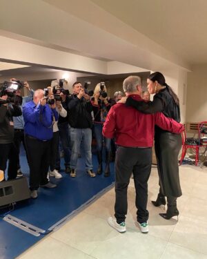 Martin Zounar Instagram - Děkuji všem za včerejší účast na křtu mé knihy, 👍akce se vydařila na výbornou s hvězdičkou. 🤩Dorazila má rodina, spousta mých přátel a fanoušků, hodně novinářů. Jedly se chlebíčky, povídalo se, kniha se prodávala, 💪👏rád jsem rozdal autogramy a  rozhovory.......bylo veselo…velké díky všem za krásnou účast !