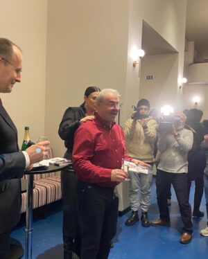 Martin Zounar Instagram - Děkuji všem za včerejší účast na křtu mé knihy, 👍akce se vydařila na výbornou s hvězdičkou. 🤩Dorazila má rodina, spousta mých přátel a fanoušků, hodně novinářů. Jedly se chlebíčky, povídalo se, kniha se prodávala, 💪👏rád jsem rozdal autogramy a  rozhovory.......bylo veselo…velké díky všem za krásnou účast !