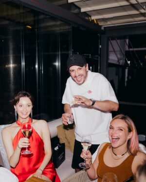 Marusya Klimova Instagram - Самый жаркий вечер, в прямом и переносном смысле, в мой день рождения 4 июля ☀️
Как же рада была собрать друзей и так уютно посидеть, так вкусно поесть и покурить оч крутой кальян. Спасибо ресторан @razgar.moscow Вы лучшие. Когда все желания предугадывются, когда внимательность  и профессионализм на высшем уровне - можно полностью расслабиться от организации и насладиться общением с любимыми и дорогими 🤍🤍🤍

Я в красном от @look7ee 
Спасибо за фотографии @ptichka_naprovode