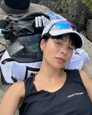 Mary Sara Instagram - 蓼科山行こうとしてたけど
高速乗って私は速攻で道間違え、
事故渋滞にはまり長野まで6時間
(みなみごめん　笑)

計画変更して
困った時のニュウ⛰️

ニュウであれば
ザックからあれもいらない これもいらないと
引っ張り出して
軽々のご褒美登山。

前回行けなかった高見石小屋で揚げパン食べて
山頂で1時間強ダラダラと。

なんにしても
連休、週末の長野はやめようと誓った　笑