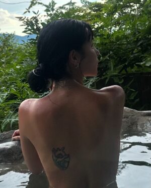 Mary Sara Instagram - 蓼科山行こうとしてたけど
高速乗って私は速攻で道間違え、
事故渋滞にはまり長野まで6時間
(みなみごめん　笑)

計画変更して
困った時のニュウ⛰️

ニュウであれば
ザックからあれもいらない これもいらないと
引っ張り出して
軽々のご褒美登山。

前回行けなかった高見石小屋で揚げパン食べて
山頂で1時間強ダラダラと。

なんにしても
連休、週末の長野はやめようと誓った　笑