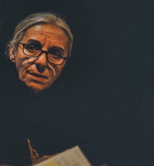 Maryam Boubani Instagram - #وسط قصه ای که زن داشت بلند بلند وباشوق برای مرد می خواند ، مرد ازجا بلند شد وپرسید ناخن گیر  کجاست، زن خواندن را قطع کرد ، مکثی کرد، گفت توی کشو بالایی. وبه خواندن قصه ادامه داد ، زیر چشم نگاهی به مرد انداخت مرد پایش را گذاشت، لبه میز وشروع کرد به گرفتن ناخنهایش ، زن  بلند بلند ادامه داد، مرد کار ناخنهارا که تمام کرد ، بلند شد رفت توی آشپز خانه ، زن درحالیکه قصه را می خواند دنبال مرد وارد آشپزخانه شد ، مرد یک چای برای خودش ریخت ودوباره به سمت اتاق برگشت ، زن در حال خواندن دوباره به دنبال مرد به اتاق برگشت ، مرد در حالیکه چایش را هورت می کشید سری هم تکان میدادکه یعنی قصه را گوش می دهد. صدای جویدن قند یک لحظه زن را ساکت کرد اما دوباره شروع کرد به خواندن ، مرد هی در جا جابجا می شد، بالاخره از جا بلند ودر حالیکه به طرف دستشویی می رفت ،گفت :بخون می شنوم . ووارد دستشویی شد ودررا بست، زن مکثی کرد وبازهم بلندتر شروع کرد به خواندن قصه ای که خودش نوشته بود، آخر قصه بااین جمله تمام می شد: من به تنهایی وبه یک اتاق احتیاج دارم. همزمان مرد سیفون توالت را کشید.

تهران  زمستان ۷۸