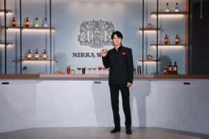 Masaharu Fukuyama Instagram - 今年で創業90周年を迎えたニッカウヰスキーさんの国内スペシャルアンバサダーに就任させていただいております。
ニッカウヰスキーさんが掲げている新たなコミュニケーション・コンセプト“生きるを愉しむウイスキー”を体感できるフラグシップバー『THE NIKKA WHISKY TOKYO』のオープニングセレモニーにお招きいただいた模様が、各ニュース媒体でも公開されております！
こちらもぜひチェックしてみてください。

#ニッカウヰスキー
#福山雅治　
#BROS1991