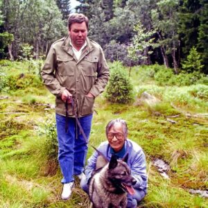Masanori Hata Instagram - 忠誠心が高く、賢いエルクハウンド。家畜を守る犬たちは外からきた初対面の人に慣れるまで時間がかかることが多いのですが、ムツさんとはすぐに打ち解けてしまいました。見上げる瞳が素敵です🐾 #ムツゴロウの656 #はたまさのり #むつごろうさん #zoologist #writer #friendofanimals #norway🇳🇴
