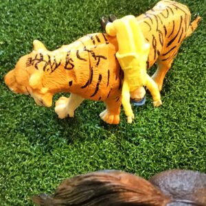 Masanori Hata Instagram - 畑正憲回顧展 中標津 おかげさまを持ちまして本日無事に終了の日をむかえることができました。沢山の方にご来場いただき、山盛りの温かいメッセージにも勇気をいただいております。会場の陶器コーナーにはこんな楽しいムツさんも❤️
そして、最終日には妻、畑純子さんも会場へ。きっとムツさんも喜んでくれていたとおもいます🍀またこんな機会をもてるようがんばっていきます😊北海道ー、遠すぎで、いけなかったー😳という皆様のために、会場ご紹介動画も只今編集にはいっております🐾おたのしみにー！スタッフ一同 
#ムツゴロウの656 #はたまさのり #むつごろうさん #zoologist #writer #painter #なかしべつ