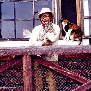 Masanori Hata Instagram - 開いたムツさんの書斎の窓をのぞきこんでいるのは、三毛猫サクラ母さん🐾サクラがいてくれたからこそ、の仔猫物語でありました。映画撮影後もムツさん宅で、みんなに愛され長生きしてくれました！#はたまさのり #ムツゴロウの656 #むつごろうさん #zoologist #writer #friendofanimals #みけねこ