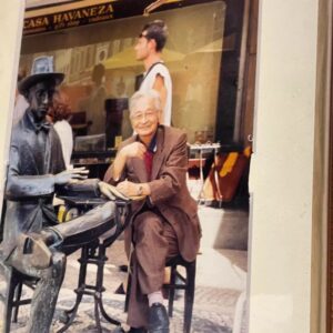Masanori Hata Instagram - このお父さん、すてきだよね❤️と、言う母のお部屋に飾られているムツさん☕️ この雰囲気、スタッフも大好きな一枚です🎵恐らくポルトガルでの1ショット✨#ムツゴロウの656 #はたまさのり#むつごろうさん #zoologist #writer