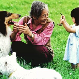 Masanori Hata Instagram - ムツさんお散歩シリーズ🐾オオカミ犬ローラとコリーのモティ。そしてちっちゃな女の子はムツさん孫の風花です。２枚目、メガネとっちゃったー😆って笑い声が聞こえてきそうですね😃手前のウエスティは豆太郎です🎵 男の人きらいだったローラもだいぶ慣れていっしょにお散歩できるようになった初夏の風景🍀 #ムツゴロウの656 #はたまさのり #むつごろうさん  #zoologist #writer #wolfdog #friendofanimals