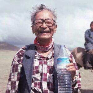 Masanori Hata Instagram - 地元の子供たちの前でおどけるお茶目なムツさん😆どこの国にいっても、子供たち、動物たちとは魔法のように、すぐ仲良くなりました。２枚目はナーダムリハーサルレース後の写真。最高の笑顔！🐎
1993年7月 モンゴルにて
#ムツゴロウの656  #むつごろうさん  #はたまさのり#zoologist #writer #もんごる #ナーダム
