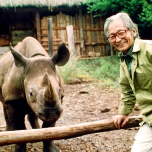 Masanori Hata Instagram - ケニアで、サイの保護施設を訪ねたムツさん。密猟などで、危機に瀕したサイ、その子どもが沢山暮らしていました。ムツさんが車からおりると挨拶にきてくれた子は犬とも仲良しでした🐾 #ムツゴロウの656 #はたまさのり #むつごろうさん #zoologist #writer #africa