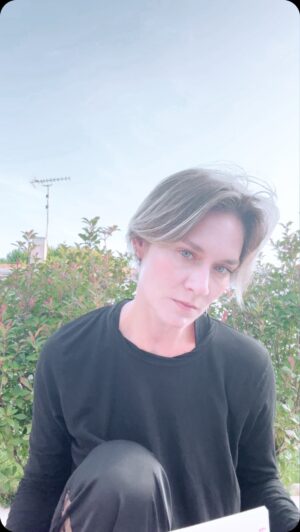 Masha Mashkova Instagram - Эти фразы я нашла на сайте проекта Надо Говорить @nadogovorit2023 в разделе: разговоры с пожилыми и неконтактными людьми. 
Это сильно помогло мне в сохранении отношений с двумя очень дорогими мне людьми.
Разговоры о войне в Украине с родственниками, которые остались в России и верят президенту Путину, бывают очень тяжелыми, но они не должны такими быть. Проект @nadogovorit2023 разработан поведенческими психологами в сотрудничестве с проживающими за границей россиянами.
На сайте https://www.nadogovorit.com/ Вы найдете много полезной информации, как вести такие разговоры, как готовиться к ним и какие техники можно использовать для сохранения своего и своих близких психологического равновесия, если разговор пошел не по плану. Такое, конечно, бывает. Но отчаиваться не надо. НАДО ГОВОРИТЬ! я очень верю в то, что это позволит приблизить конец этой страшной и, порой кажется, нескончаемой войны. А любовь… победит.