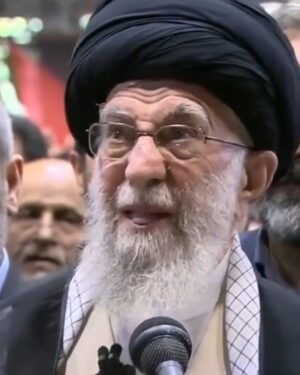 Masih Alinejad Instagram - .

ویدیویی از نماز خواندن خامنه‌ای بر جنازه اسماعیل هنیه در دانشگاه تهران، مورد توجه بسیاری از کاربران رسانه‌های اجتماعی قرار گرفته. به نظر شما حالات عجیب چهره خامنه‌ای از روی ترس است یا از اون بالا کفتر می‌آیه؟!